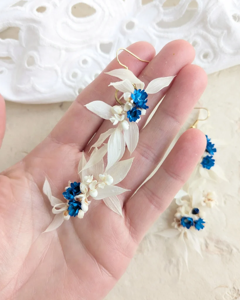 Boucles d’oreilles en fleurs séchées Bleueen, tenue en main