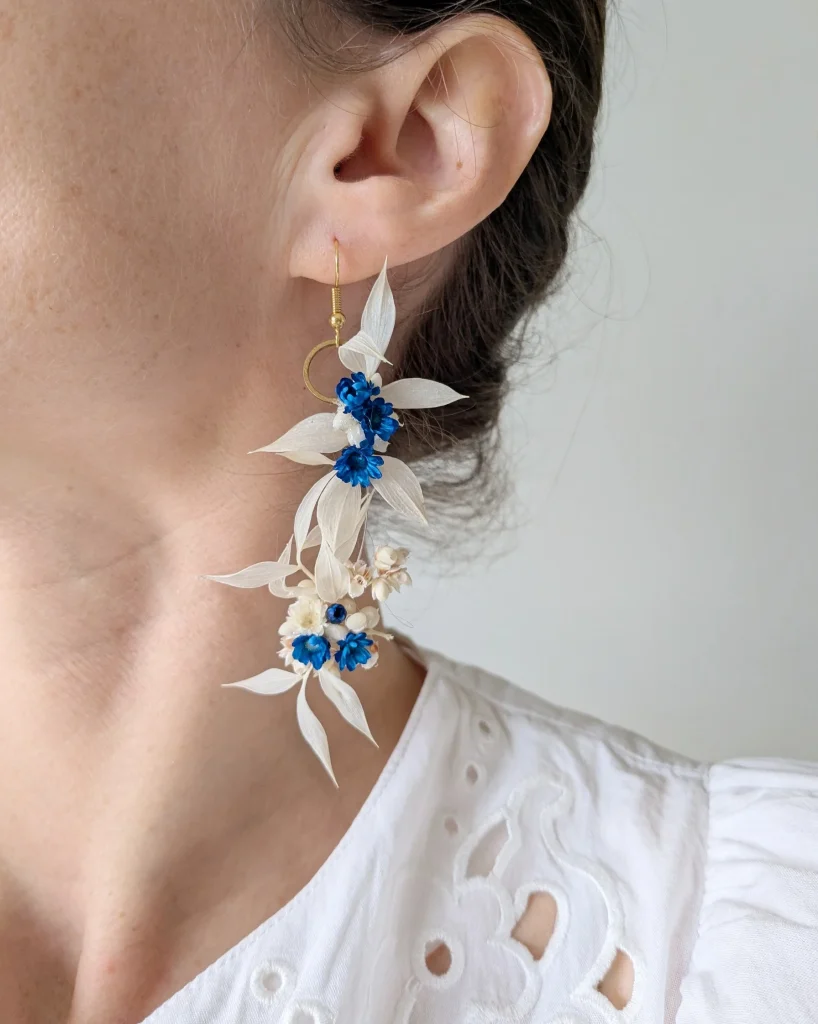 Boucles d’oreilles en fleurs séchées Bleueen, portées