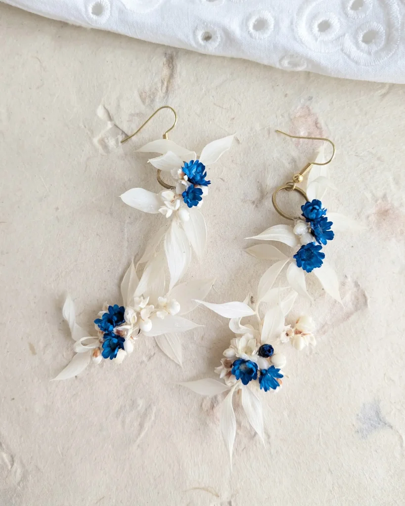 Boucles d’oreilles en fleurs séchées Bleueen, vue d’ensemble