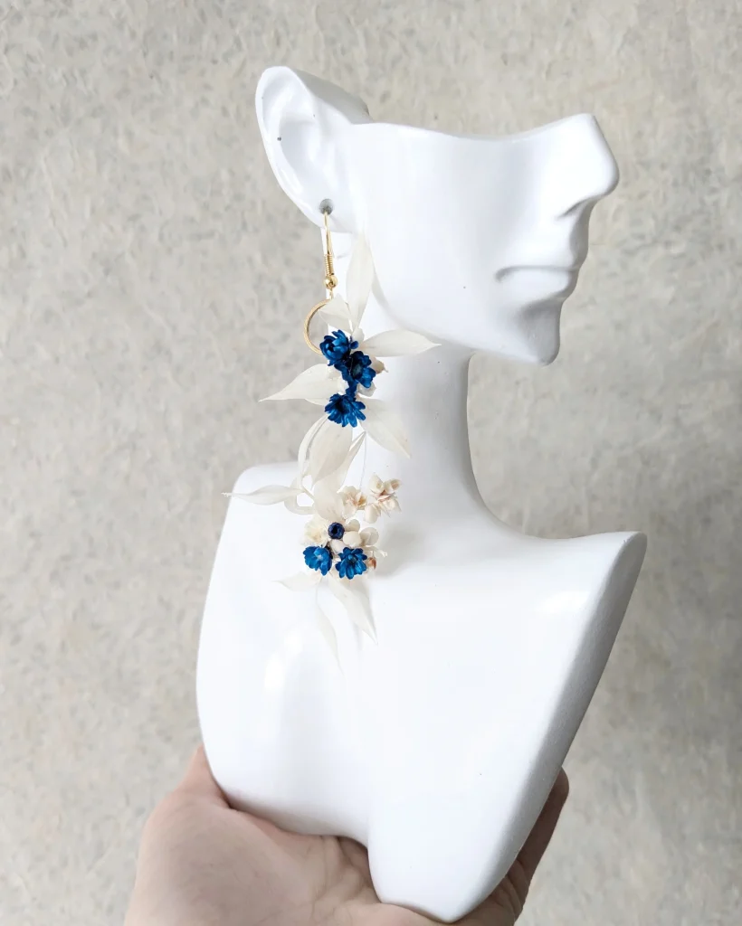 Boucles d’oreilles en fleurs séchées Bleueen, sur présentoir