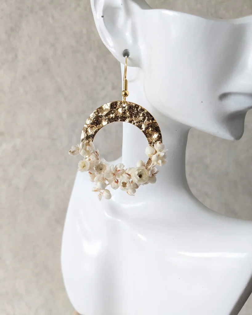 Boucles d’oreilles en fleurs séchées Celeste, sur présentoir