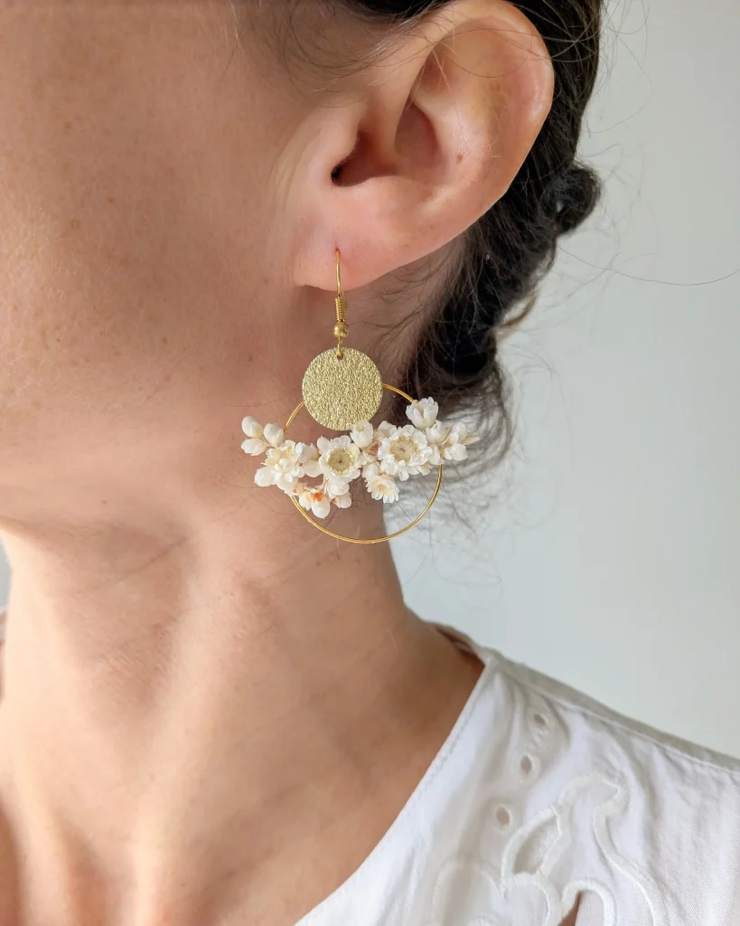 Boucles d’oreilles en fleurs séchées Cygne, portées