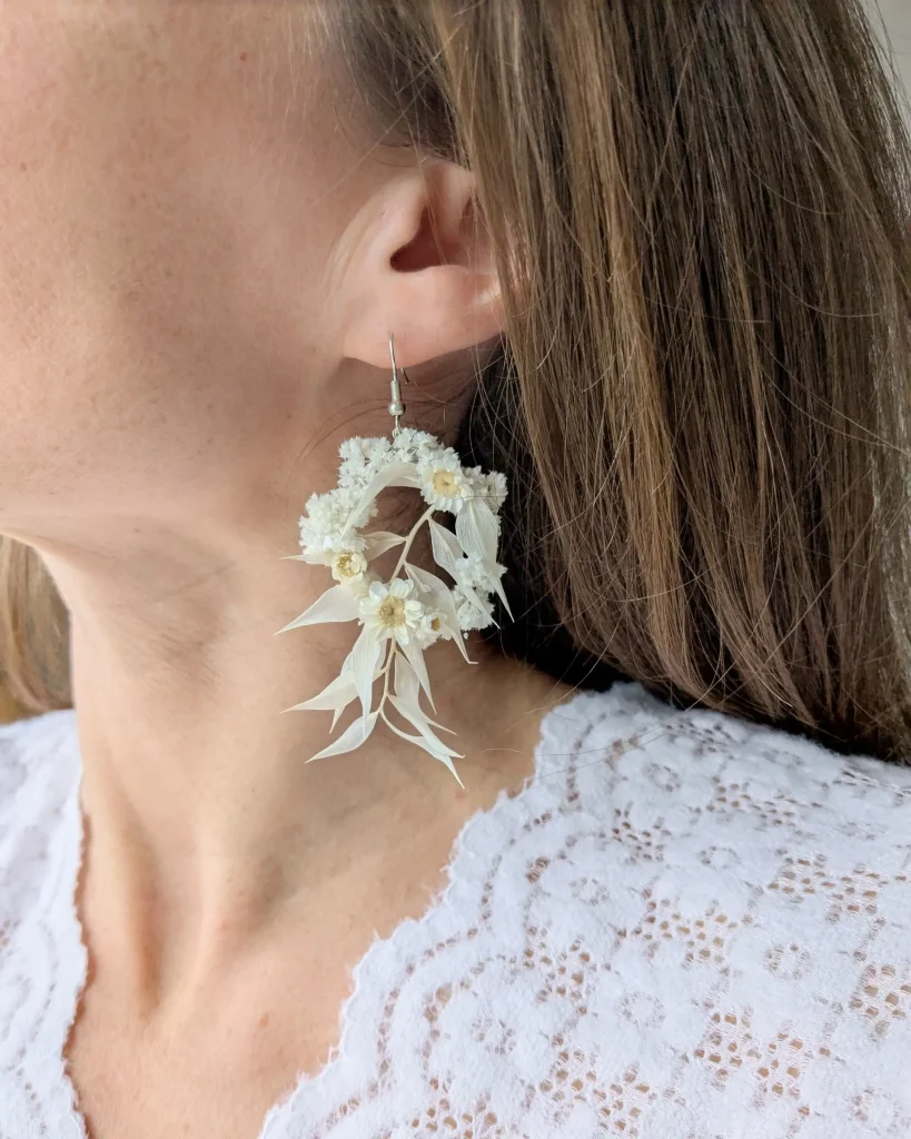 Boucles d’oreilles en fleurs séchées Elya, portées