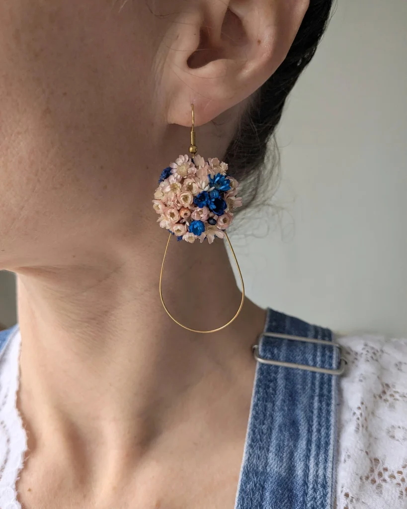 Boucles d’oreilles en fleurs séchées Floraison, portées