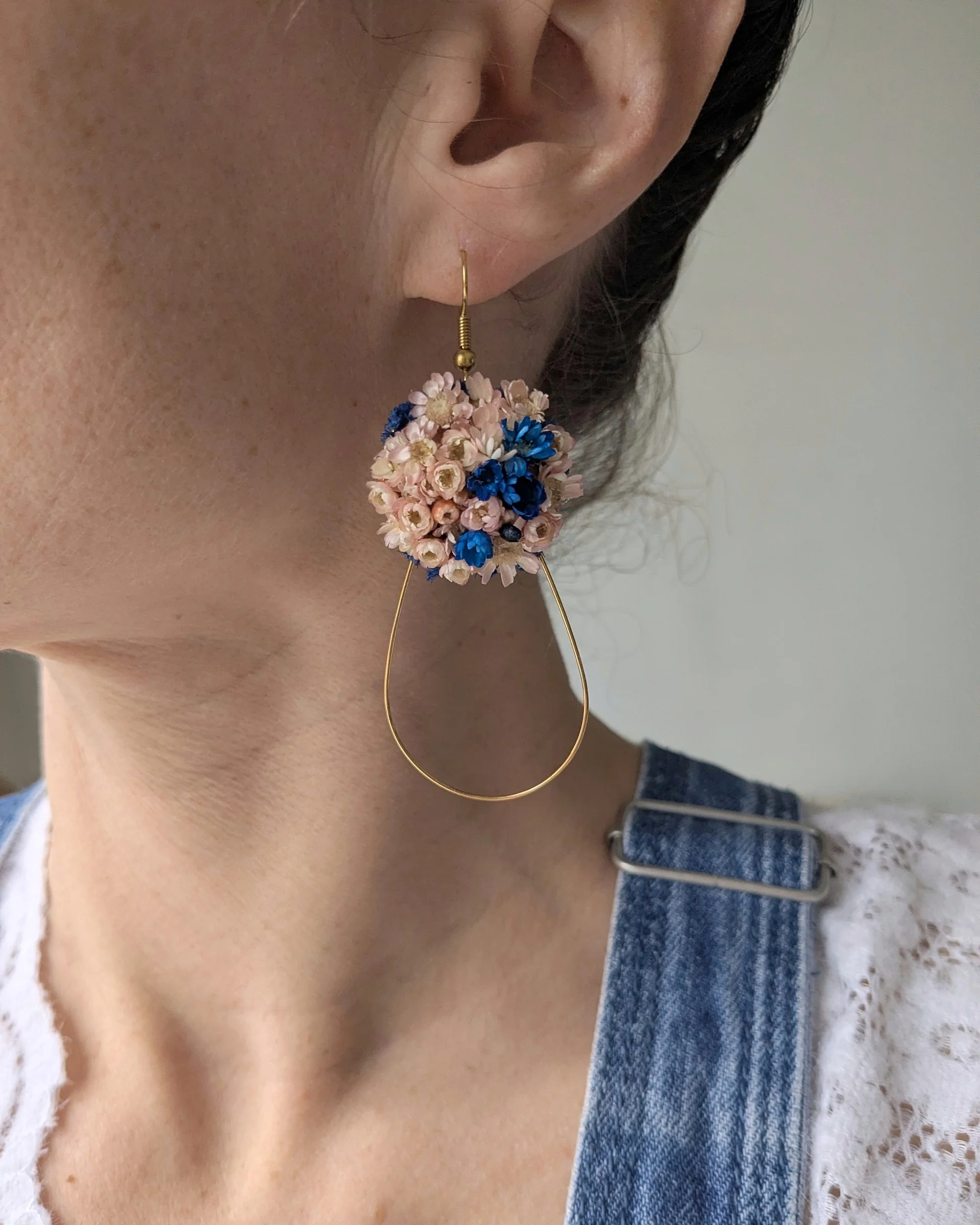 Boucles d’oreilles en fleurs séchées Floraison, portées