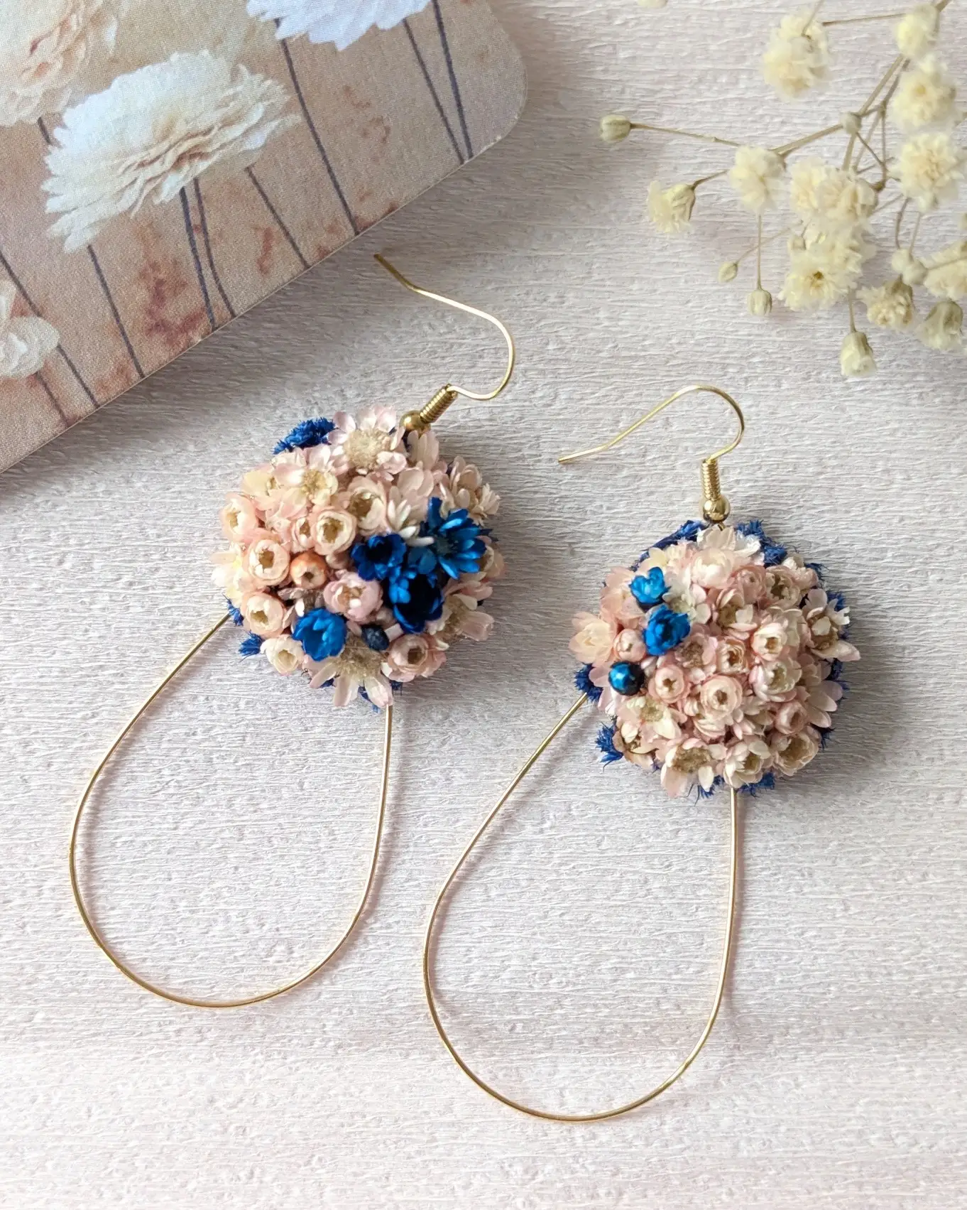 Boucles d’oreilles en fleurs séchées Floraison beige, vue d’ensemble