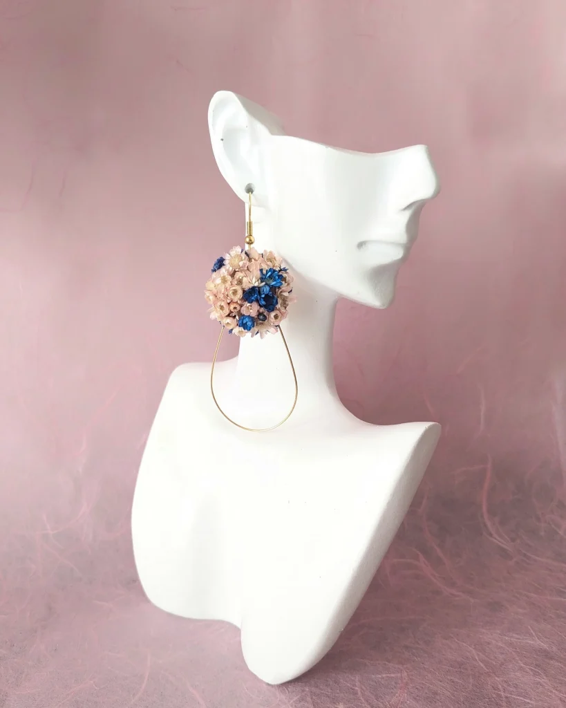Boucles d’oreilles en fleurs séchées Floraison, sur présentoir