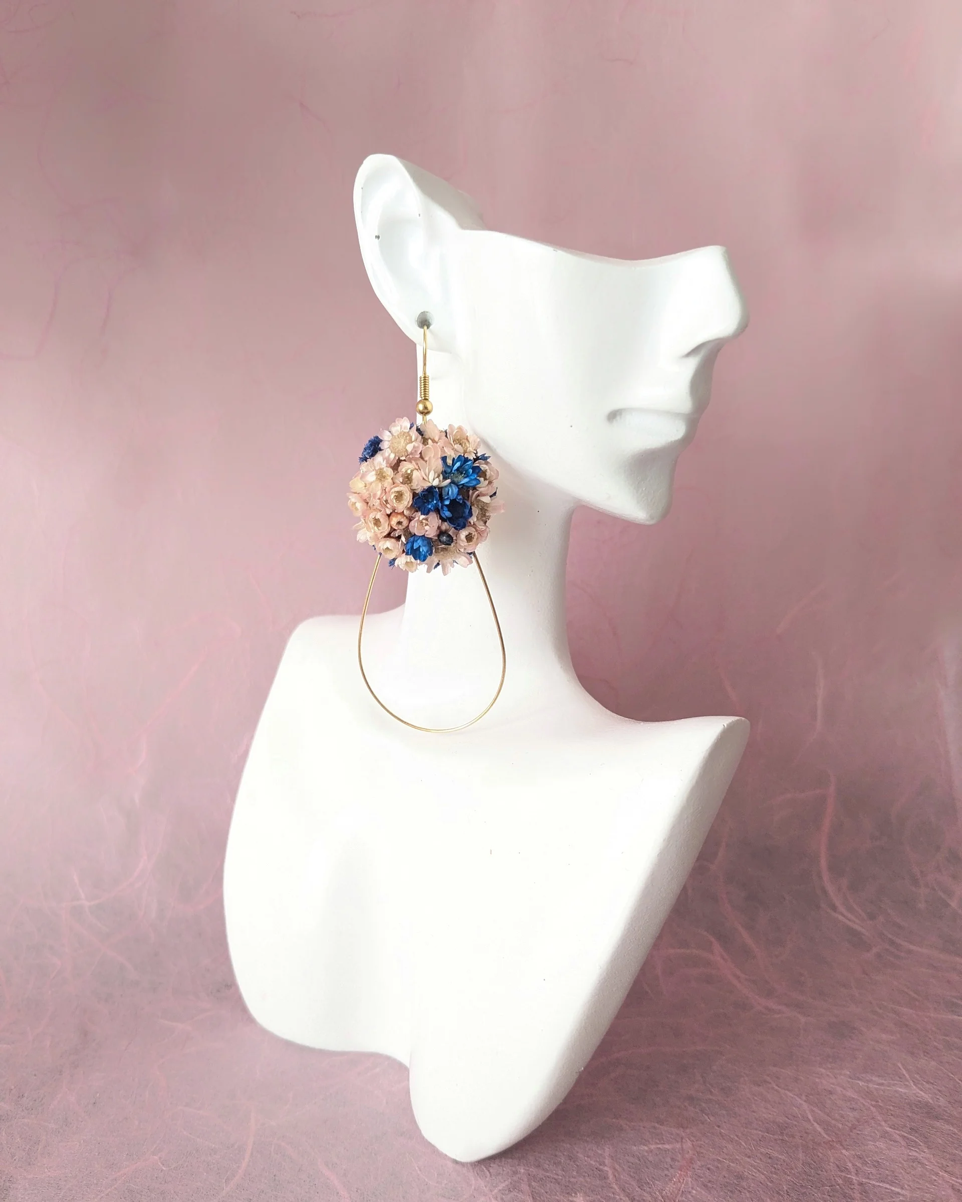 Boucles d’oreilles en fleurs séchées Floraison, sur présentoir