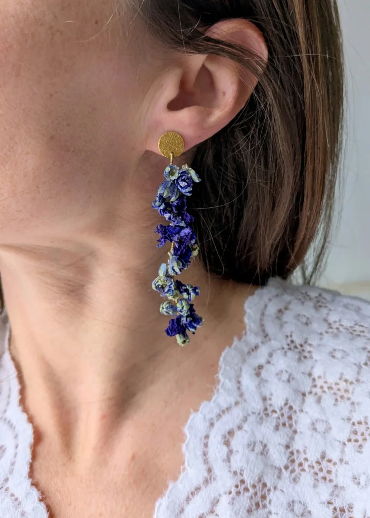 Boucles d’oreilles en fleurs séchées Florie, portées
