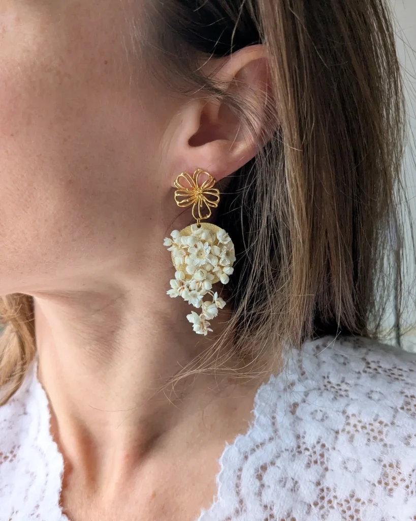 Boucles d’oreilles en fleurs séchées Jazz, portées