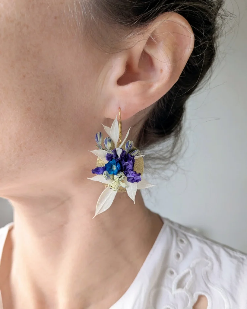 Boucles d’oreilles en fleurs séchées Marine, portées