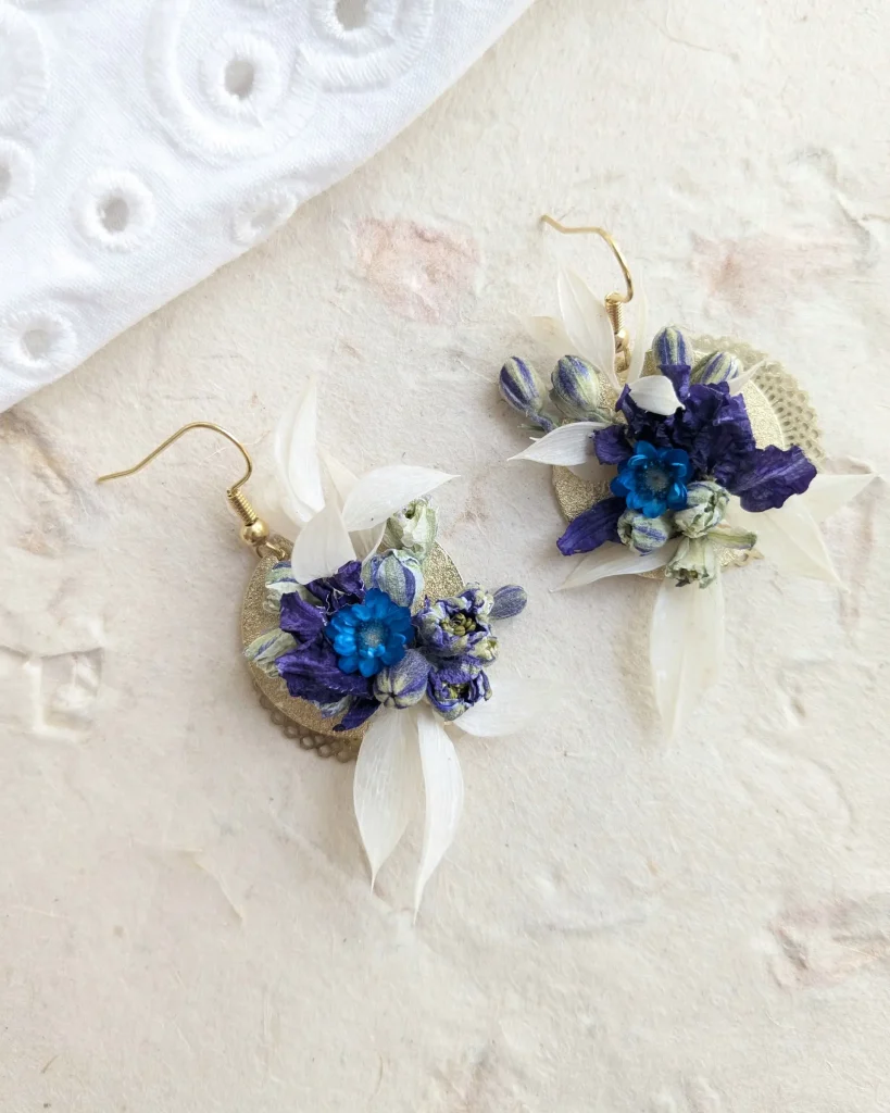 Boucles d’oreilles en fleurs séchées Marine, vue d’ensemble