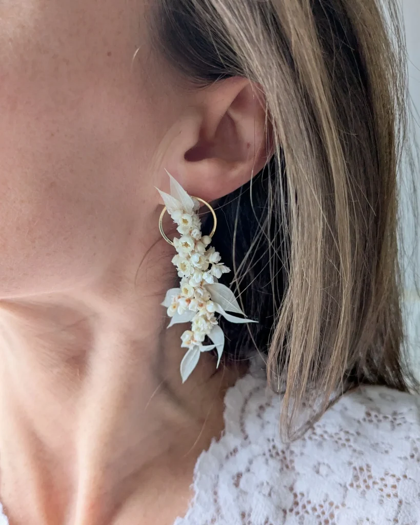 Boucles d’oreilles en fleurs séchées Romy, portées