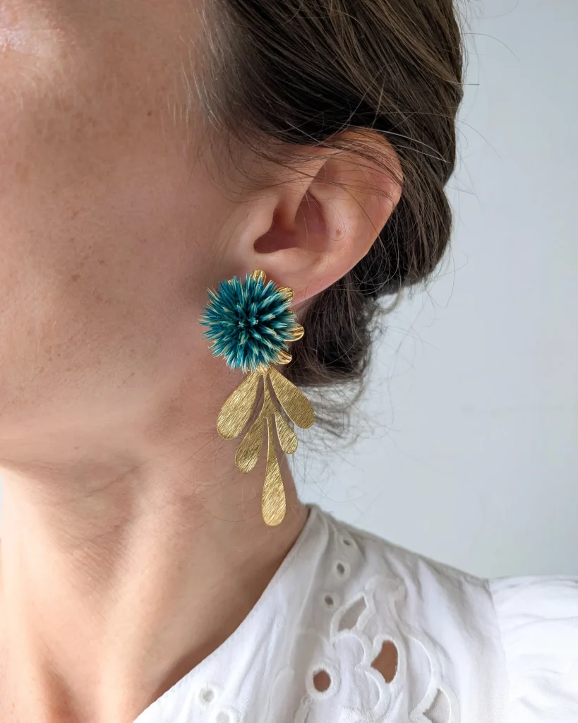 Boucles d’oreilles en fleurs séchées Saphir, portées