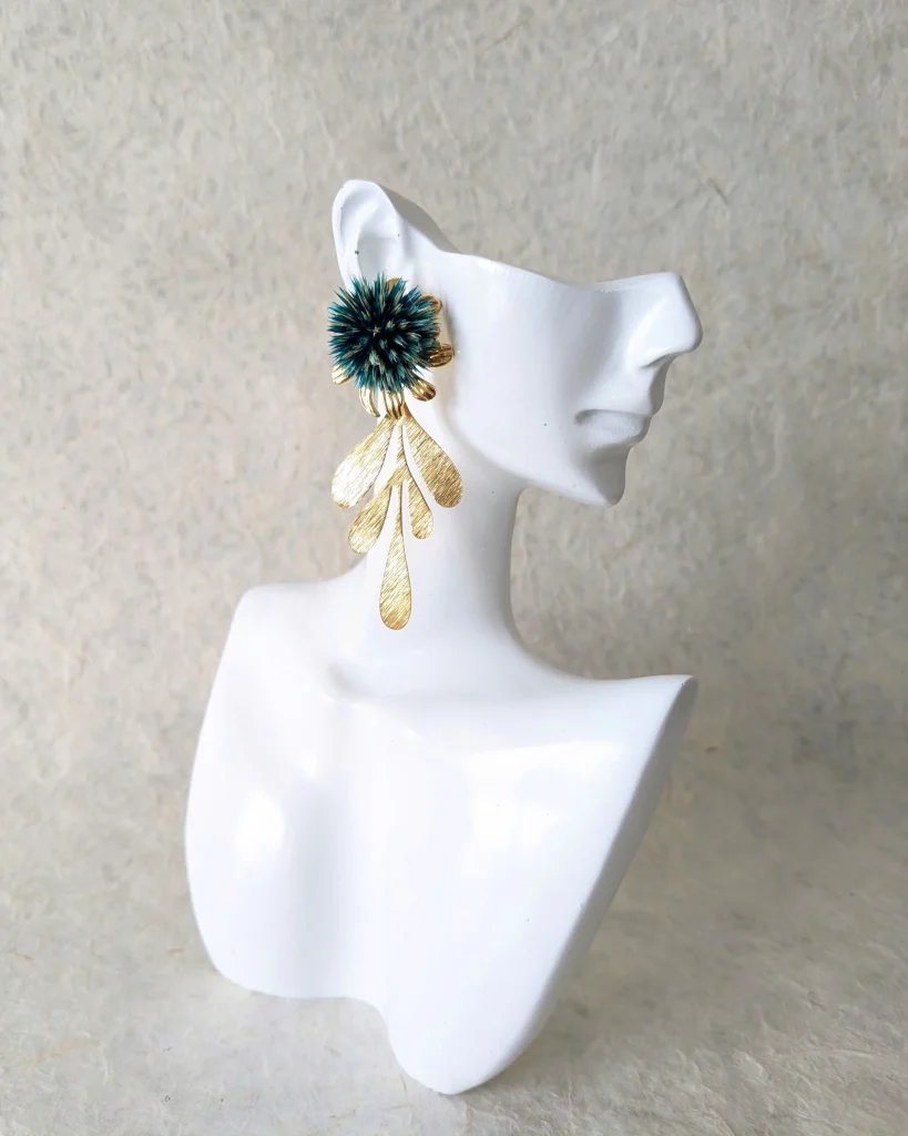 Boucles d’oreilles en fleurs séchées Saphir, sur présentoir
