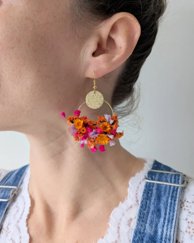 Boucles d’oreilles en fleurs séchées Tropical, portées