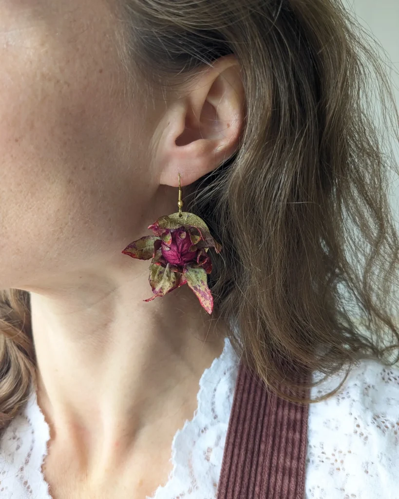 Boucles d’oreilles en fleurs séchées Cyclamen Cotea, portées