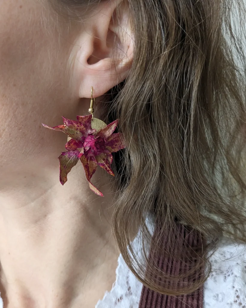 Boucles d’oreilles en fleurs séchées Cyclamen Coteb, portées
