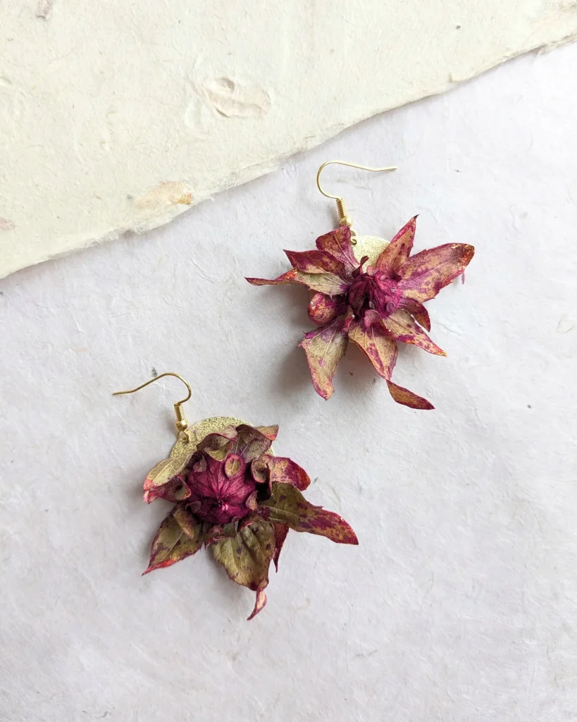 Boucles d’oreilles en fleurs séchées Cyclamen, vue d’ensemble