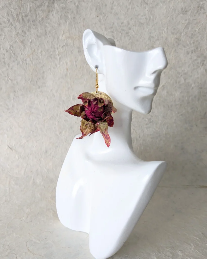 Boucles d’oreilles en fleurs séchées Cyclamen Cotea, sur présentoir