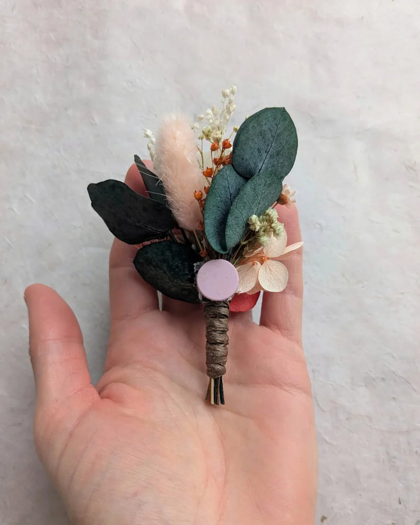 Boutonnière en fleurs séchées Anglaise Derriere
