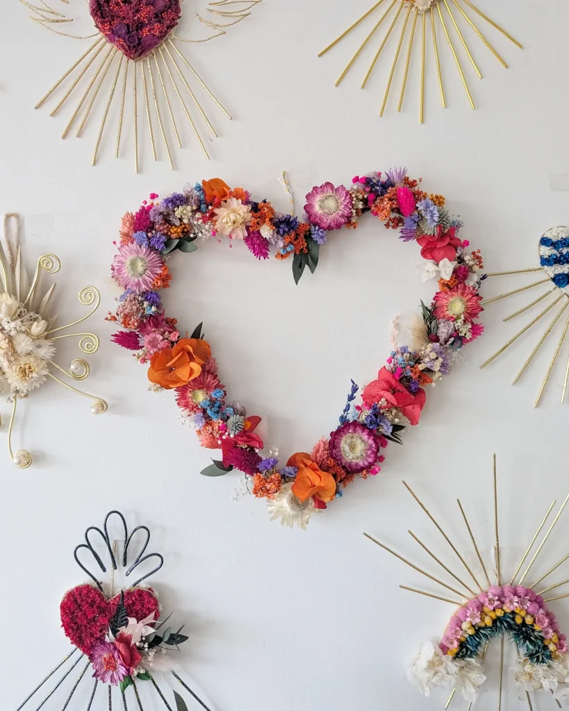 Cœur décoratif en fleurs séchées s agathe, accrochée au mur