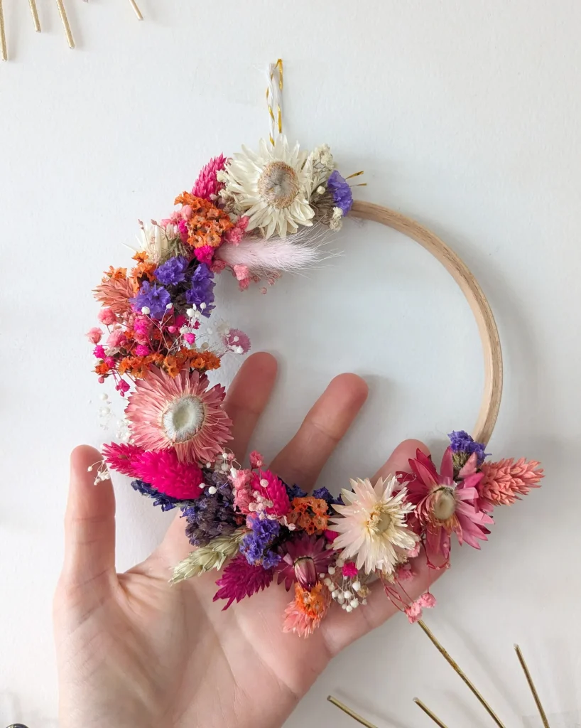Couronne en fleurs séchées Fraicheur, tenue en main