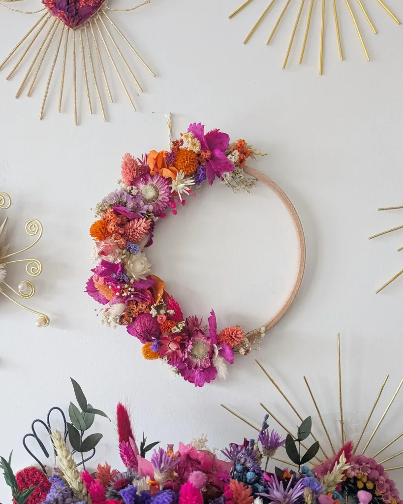 Couronne en fleurs séchées fuchsia Mur, détail des fleurs
