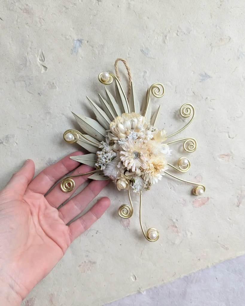 Création en fleurs séchées florale ex voto cardabelle, vue d’ensemble
