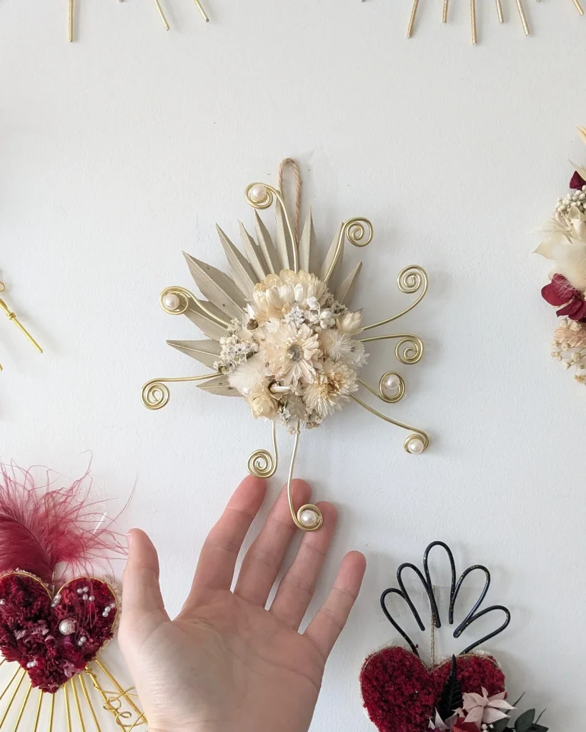 Création en fleurs séchées florale ex voto cardabelle presentation, accrochée au mur