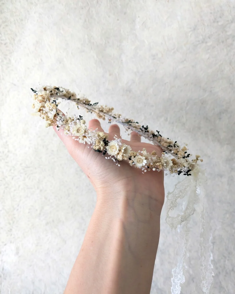 Couronne de tête petite Fille en fleurs séchées, tenue en main