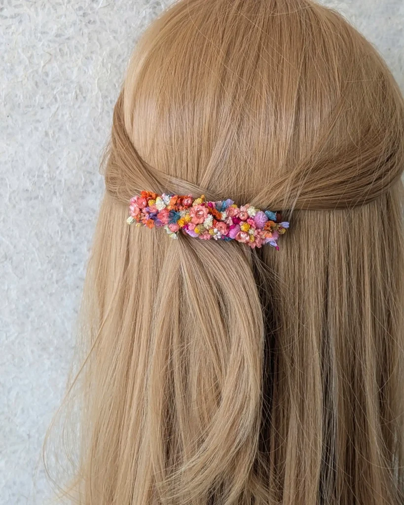 Barrette à cheveux en fleurs séchées Color Pop, sur mannequin