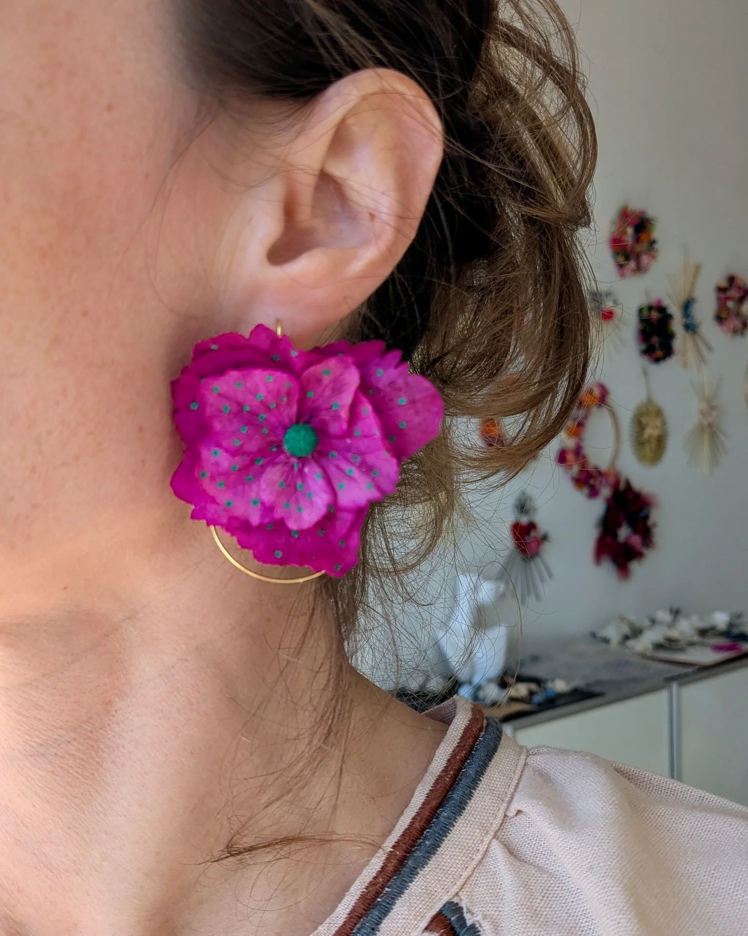 Boucles d’oreilles en fleurs séchées Mai, portées