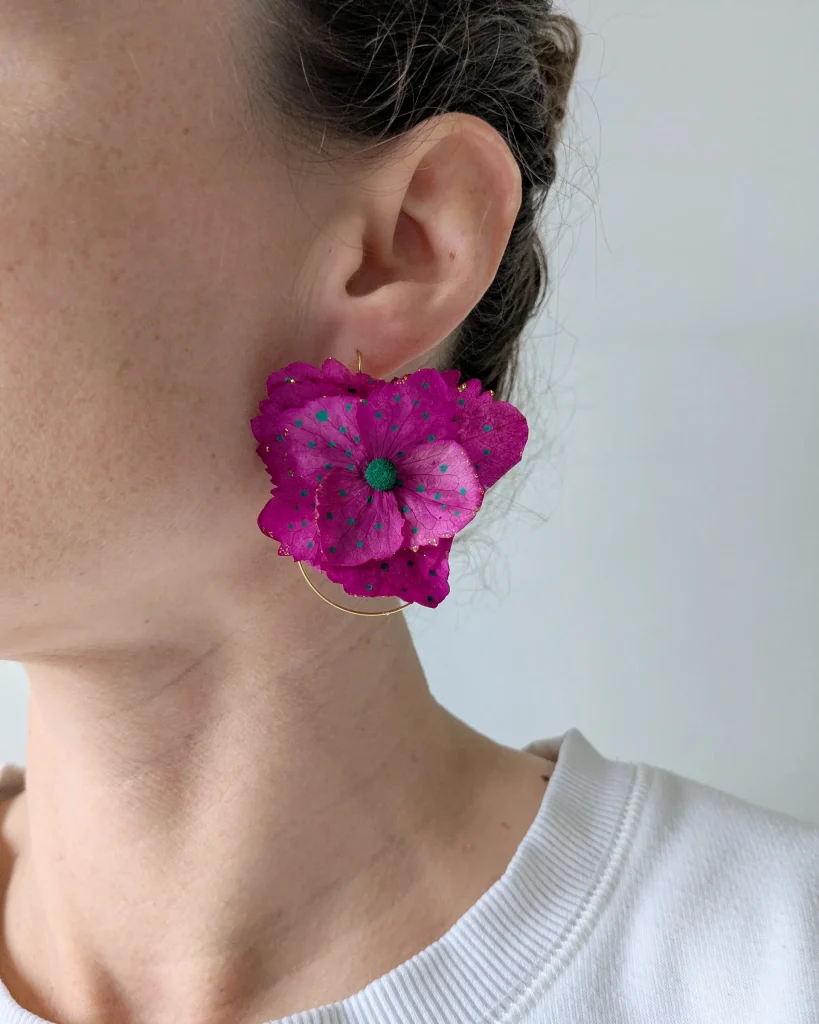 Boucles d’oreilles en fleurs séchées Mai, portées