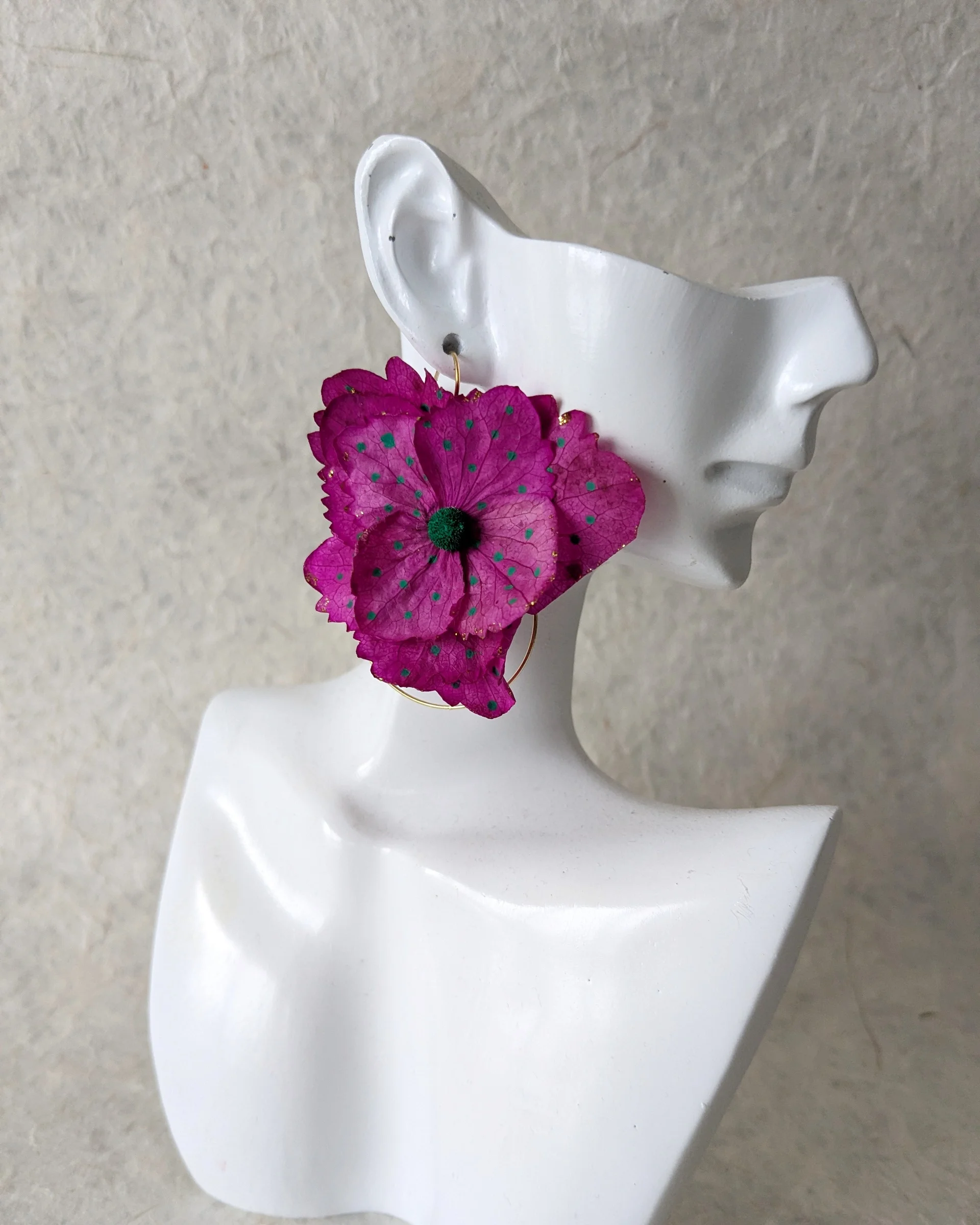Boucles d’oreilles en fleurs séchées Mai, sur présentoir