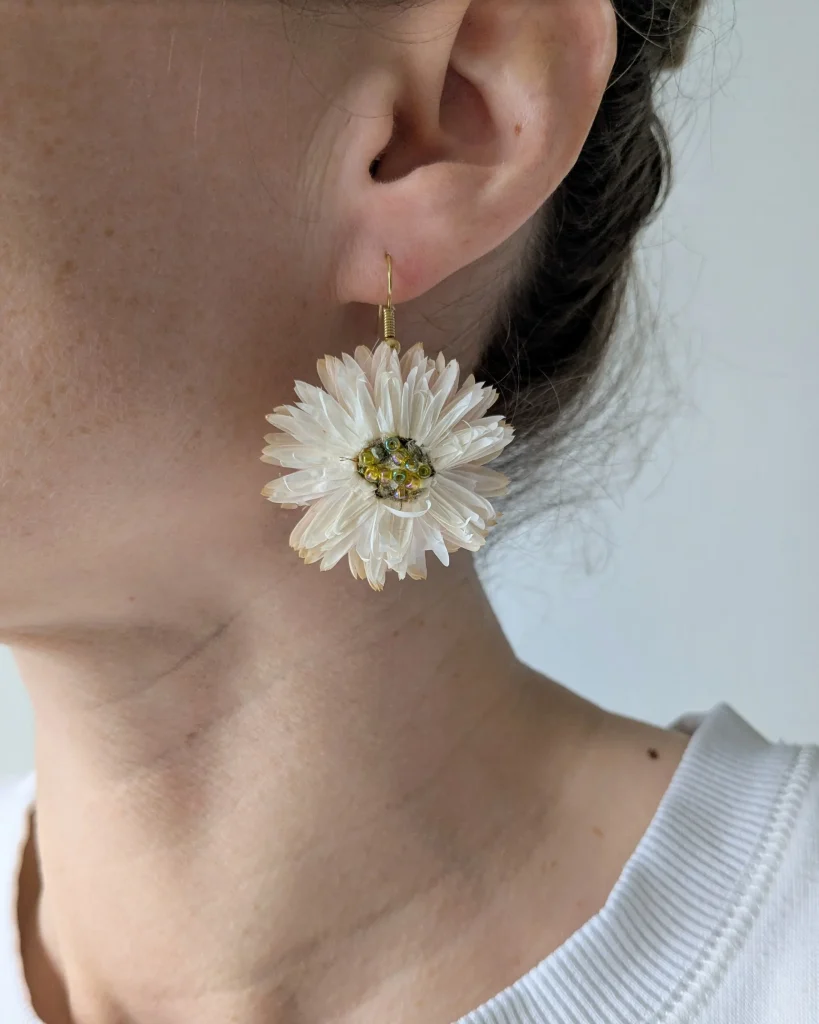 Boucles d’oreilles en fleurs séchées Nova, portées