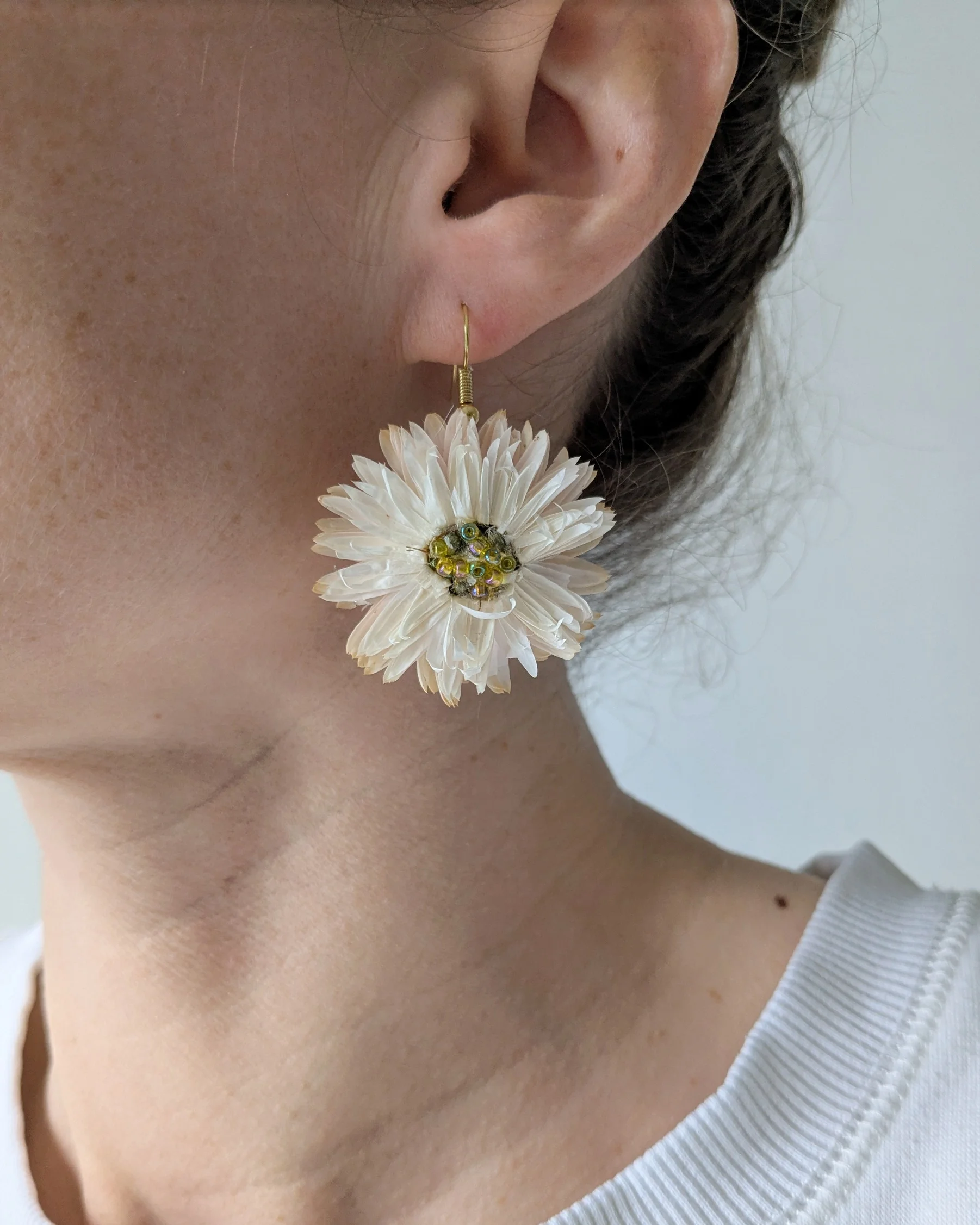 Boucles d’oreilles en fleurs séchées Nova, portées