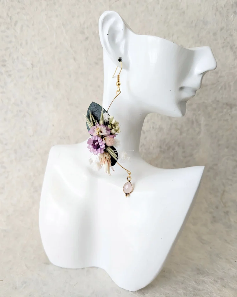 Boucles d’oreilles en fleurs séchées Violine, sur présentoir