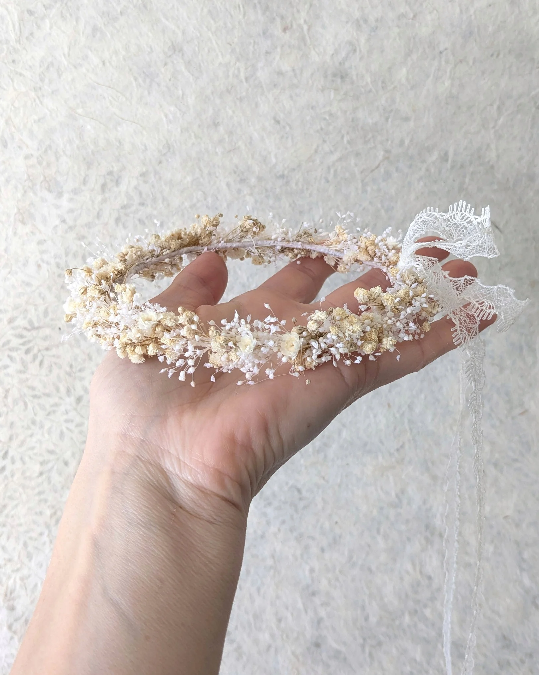 Couronne de tête en fleurs séchées Bebe Bapteme, tenue en main