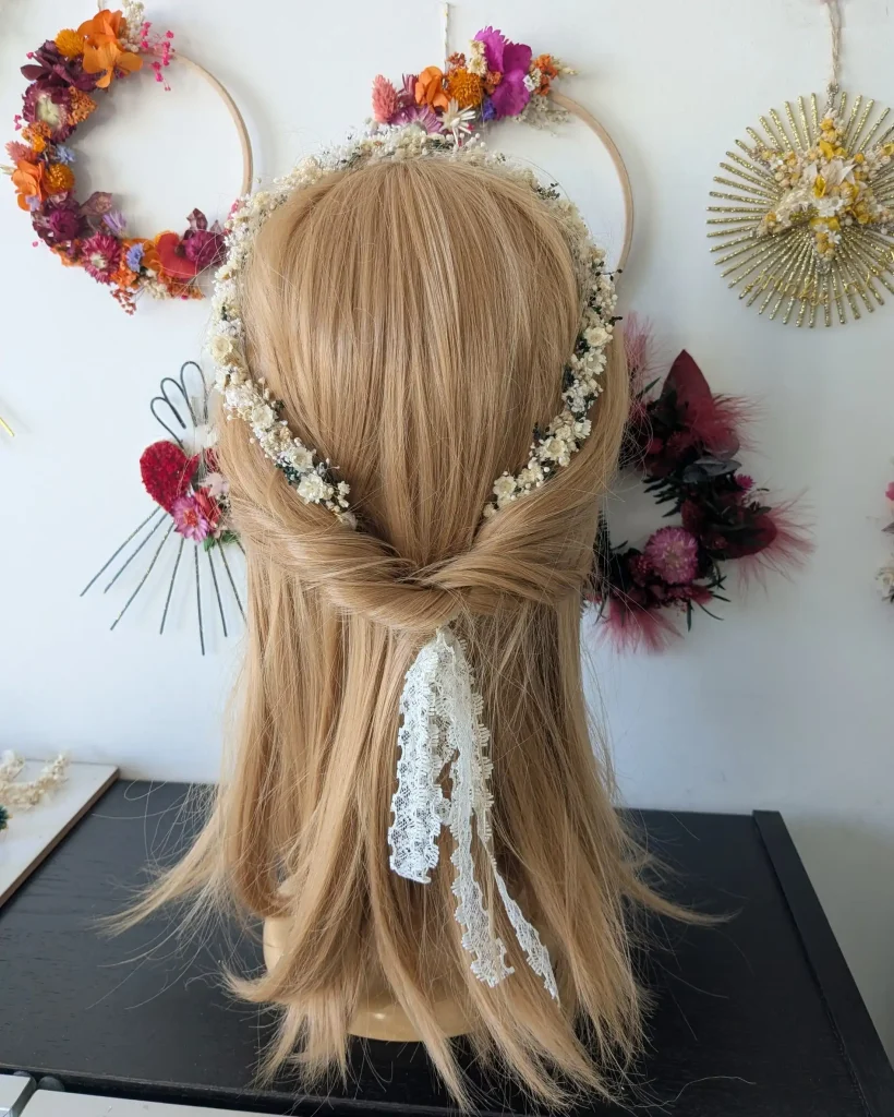 Couronne de tête en fleurs séchées Bebe Bapteme, sur mannequin