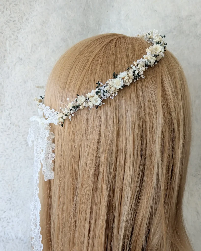 Couronne de tête en fleurs séchées Bebe Bapteme Arriere, sur présentoir