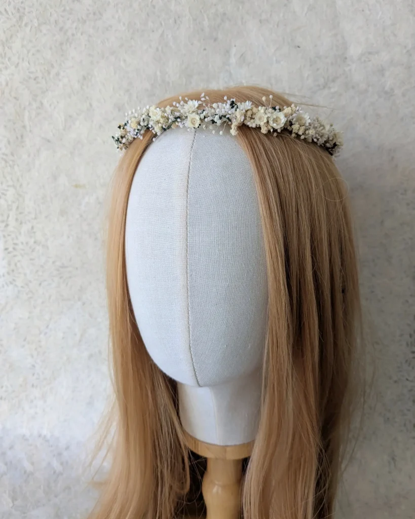 Couronne de tête en fleurs séchées Bebe Bapteme Devant, sur présentoir
