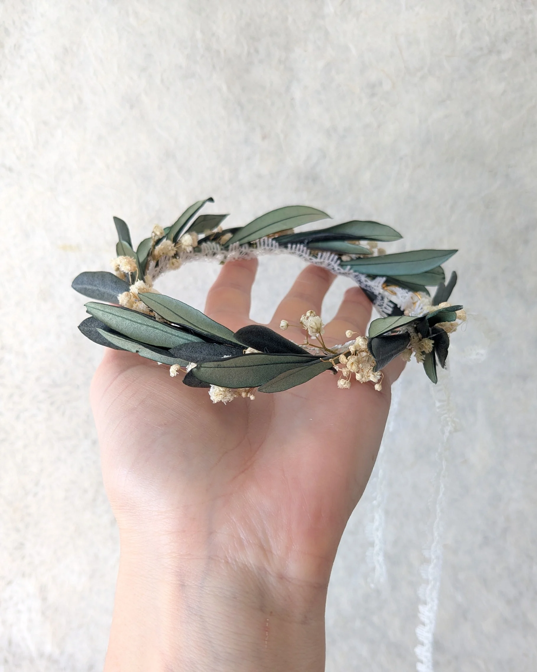 Couronne de tête en fleurs séchées Oliviers Bapteme, tenue en main