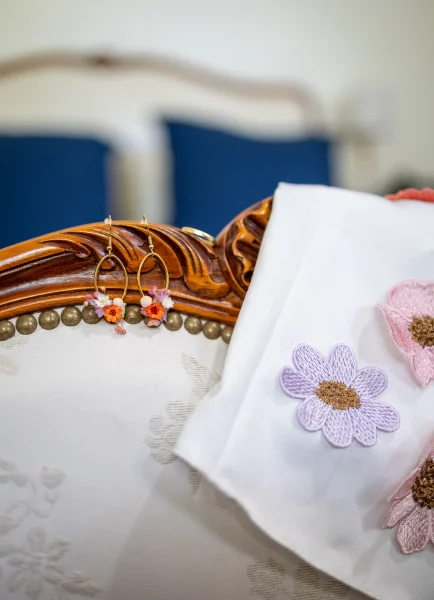 Shooting d’inspiration mariage bohème avec des créations en fleurs séchées