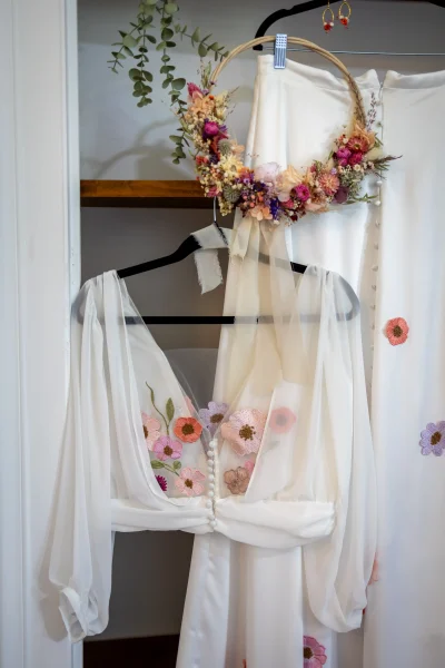 Shooting d’inspiration mariage bohème avec des créations en fleurs séchées
