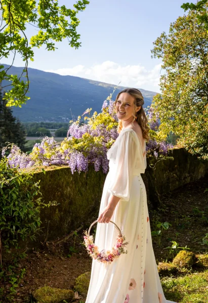 Shooting d’inspiration mariage bohème avec des créations en fleurs séchées