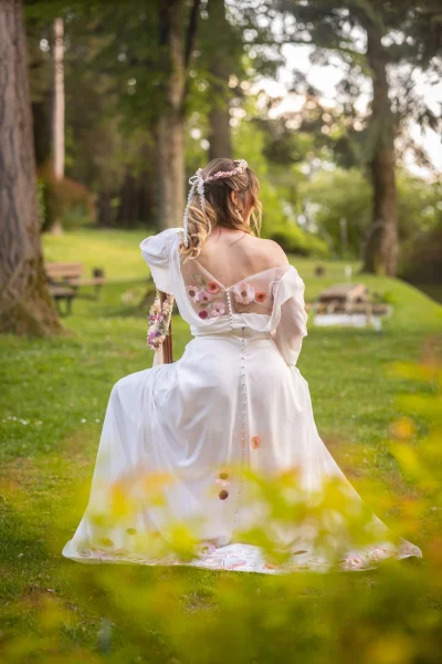Shooting d’inspiration mariage bohème avec des créations en fleurs séchées