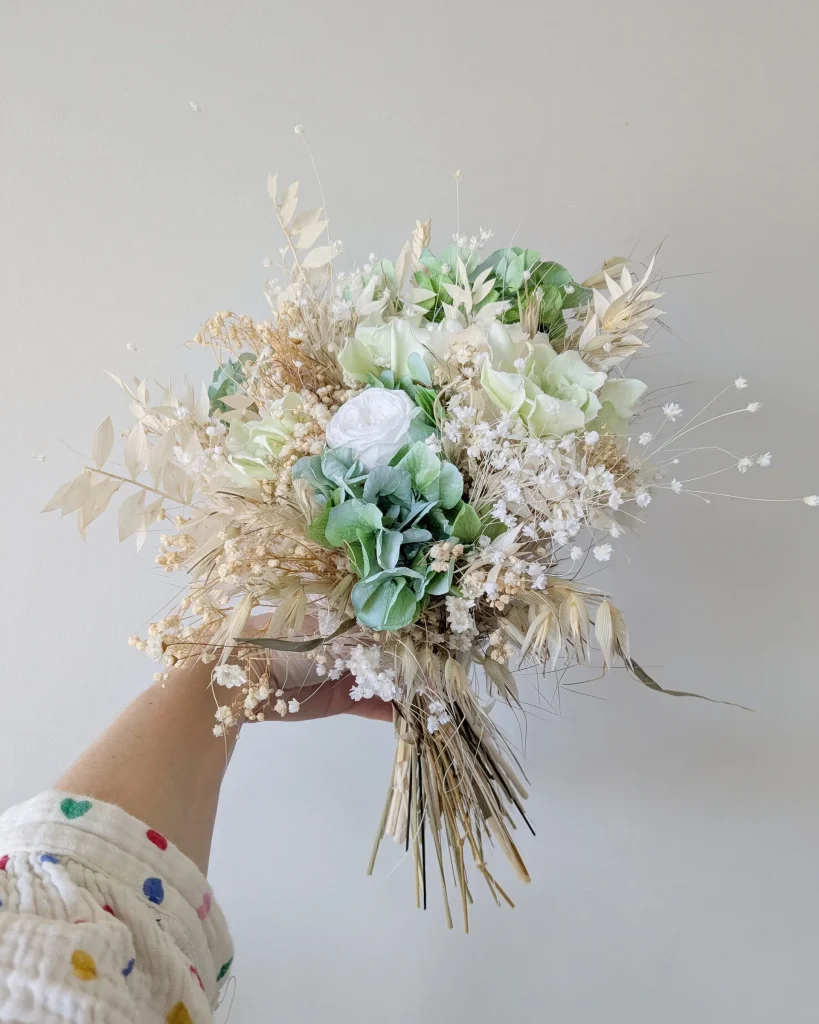 Bouquet en fleurs séchées sauge, tenue en main