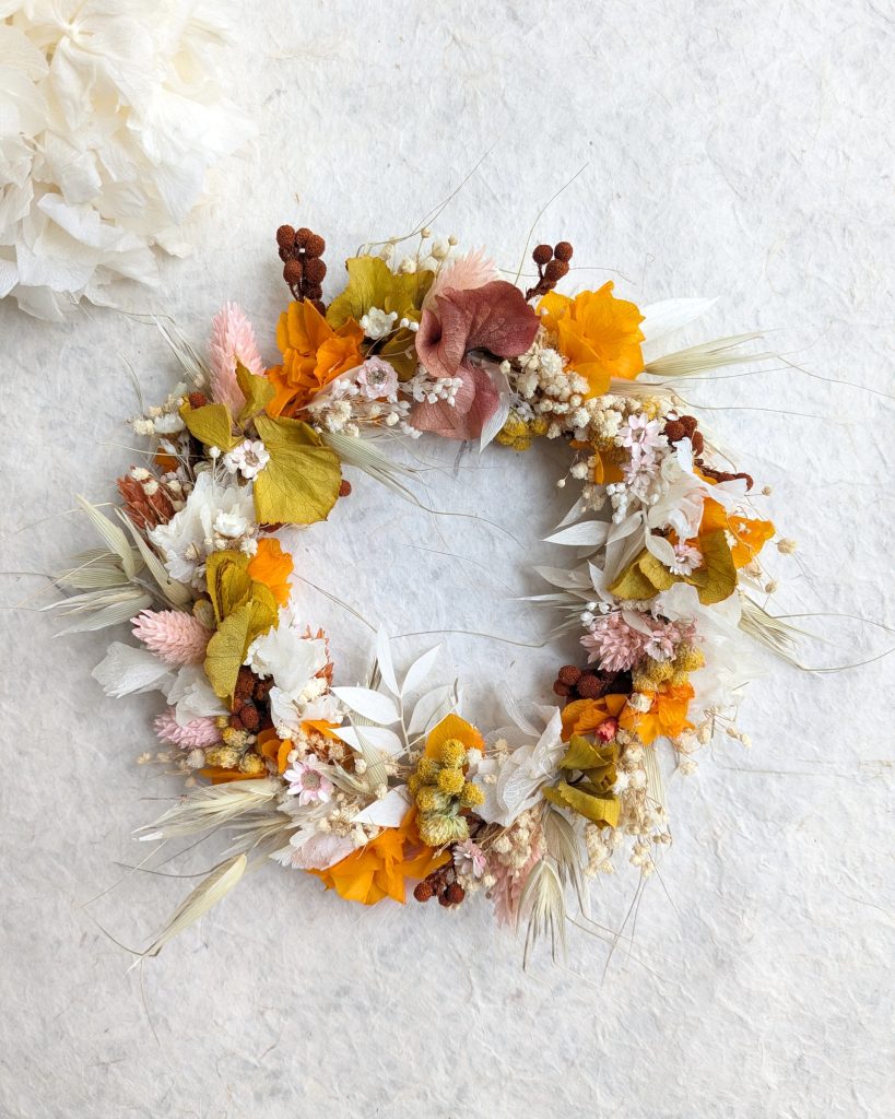 Petite couronne en fleurs séchées noemie, vue d’ensemble