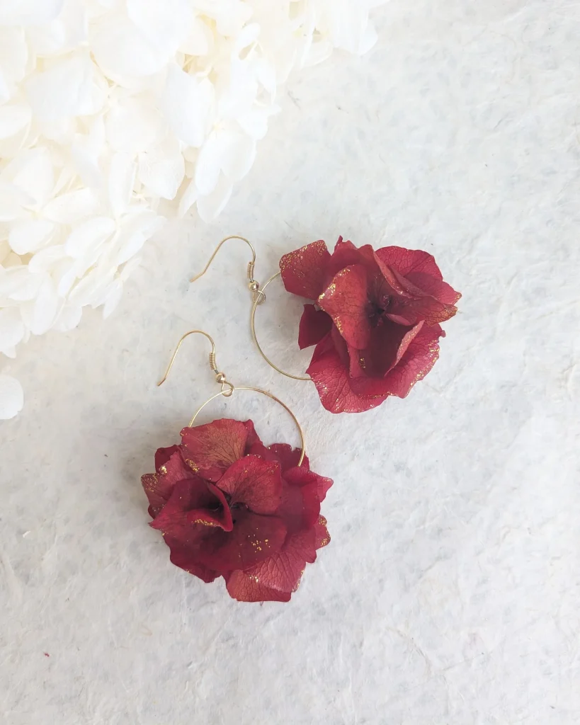 Boucles d’oreilles en fleurs séchées Amandine, vue d’ensemble